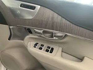 Volvo XC90 T6 Momentum 7 Passenger AWD 2020 Pearl