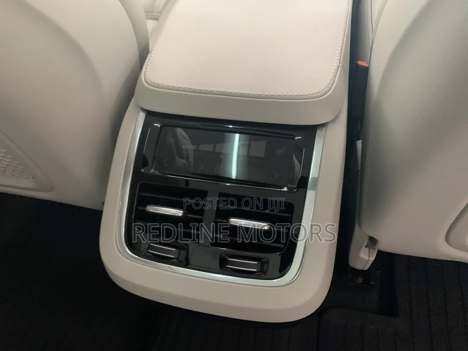 Volvo XC90 T6 Momentum 7 Passenger AWD 2020 Pearl
