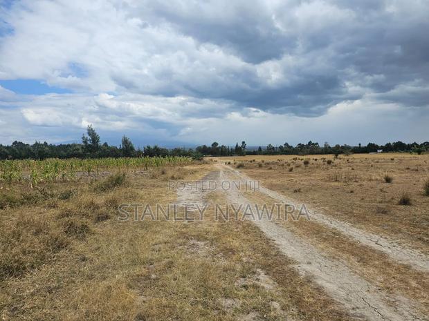 5 Acreas Behind Airstrip - main view