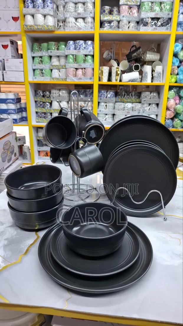 16pcs Dinner Set 
4 Plates
4 Sideplates
4 Bowls
4 Cups