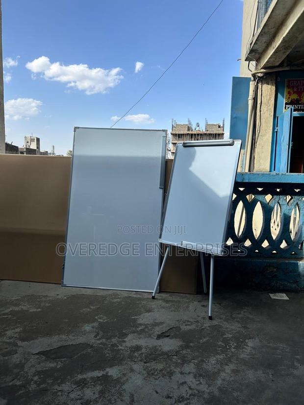 Flipping Papers Stand##Whiteboard on Its Stand - main view