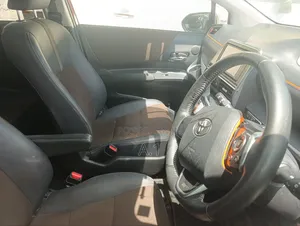 Toyota Sienta 1.5 Hybrid FWD 2018 Red