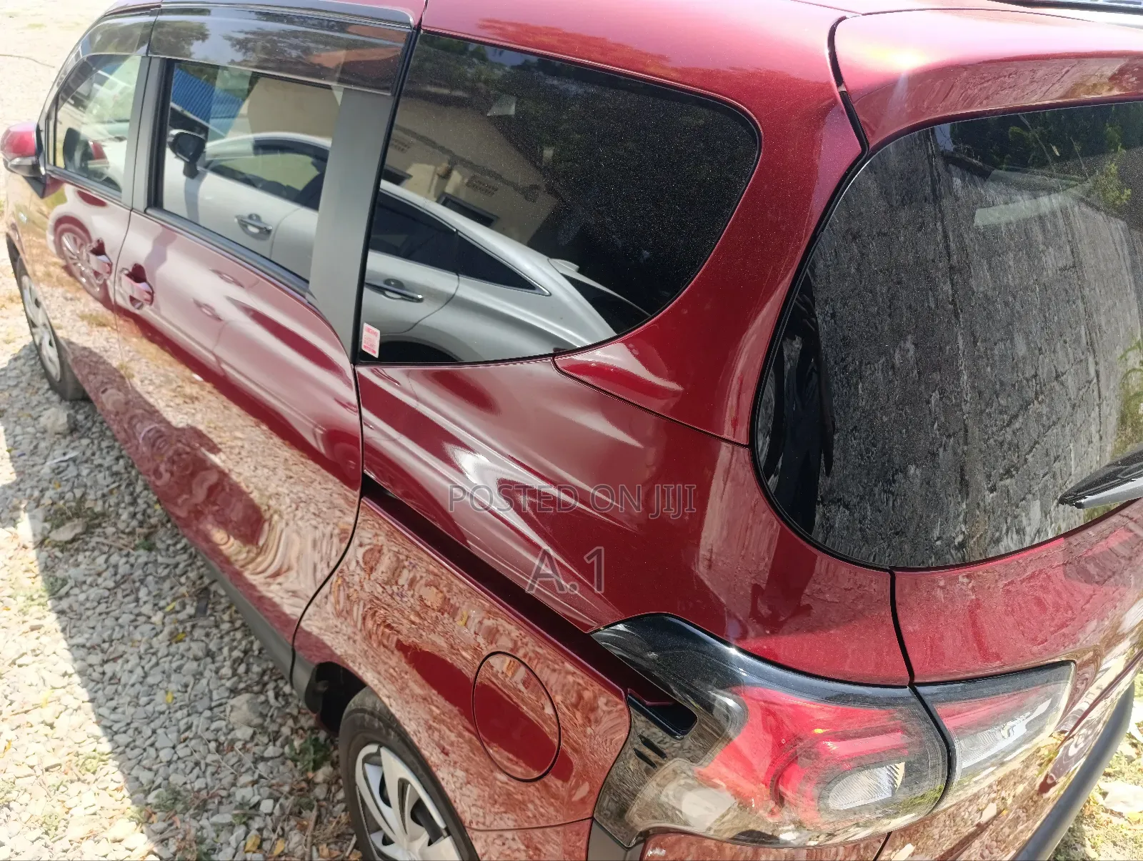 Toyota Sienta 1.5 Hybrid FWD 2018 Red