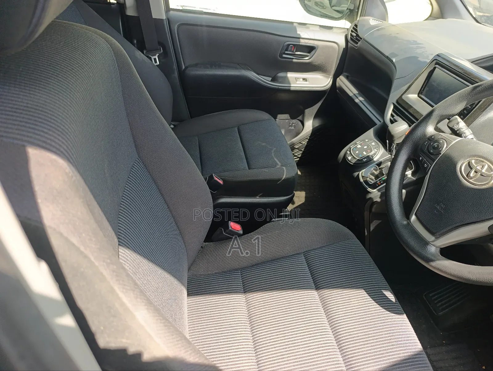 Toyota Noah 1.8 FWD Hybrid (7 seater) 2018 White