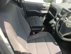 Toyota Noah 1.8 FWD Hybrid (7 seater) 2018 White