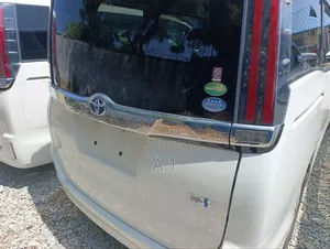 Toyota Noah 1.8 FWD Hybrid (7 seater) 2018 White