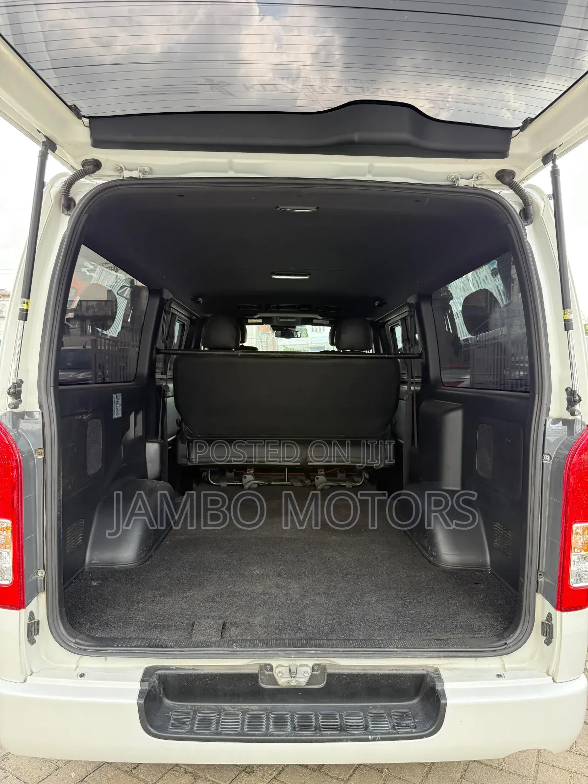 Toyota HiAce 2019 White