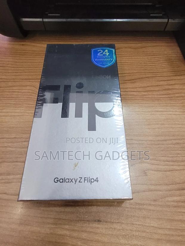 New Samsung Galaxy Z Flip4 256 GB Purple