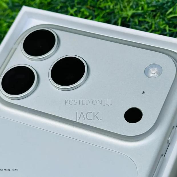 New Apple iPhone 17 Pro 512 GB Silver - thumbnail 2