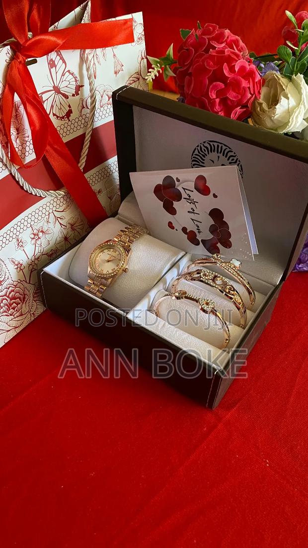 Watch 
3 Bracelets

