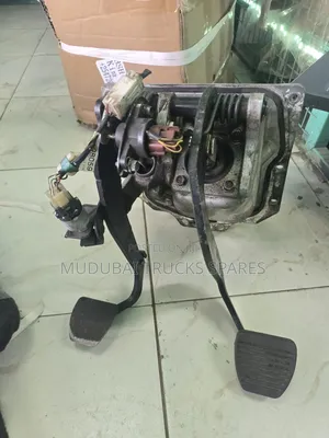 Isuzu Frr90 Brake and Clutch Pedal Assembly