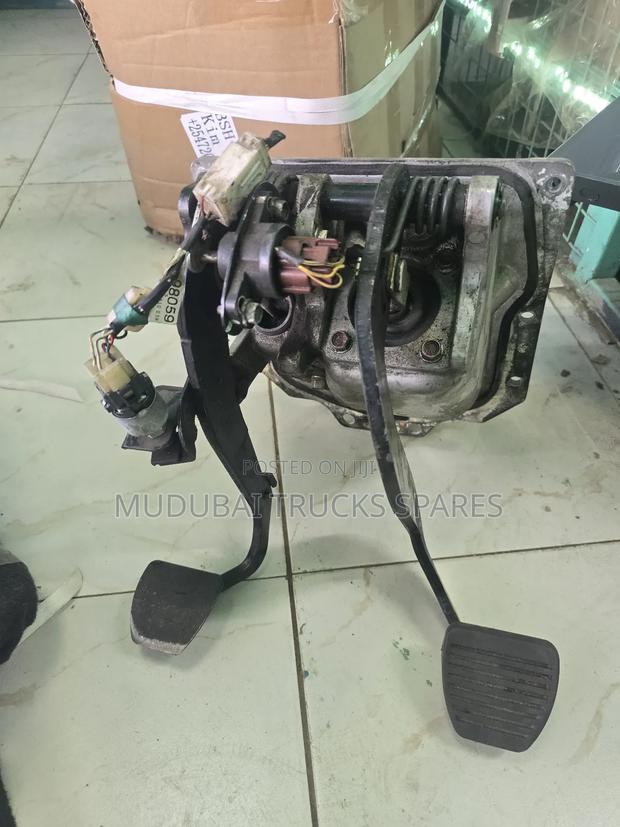 Isuzu Frr90 Brake and Clutch Pedal Assembly