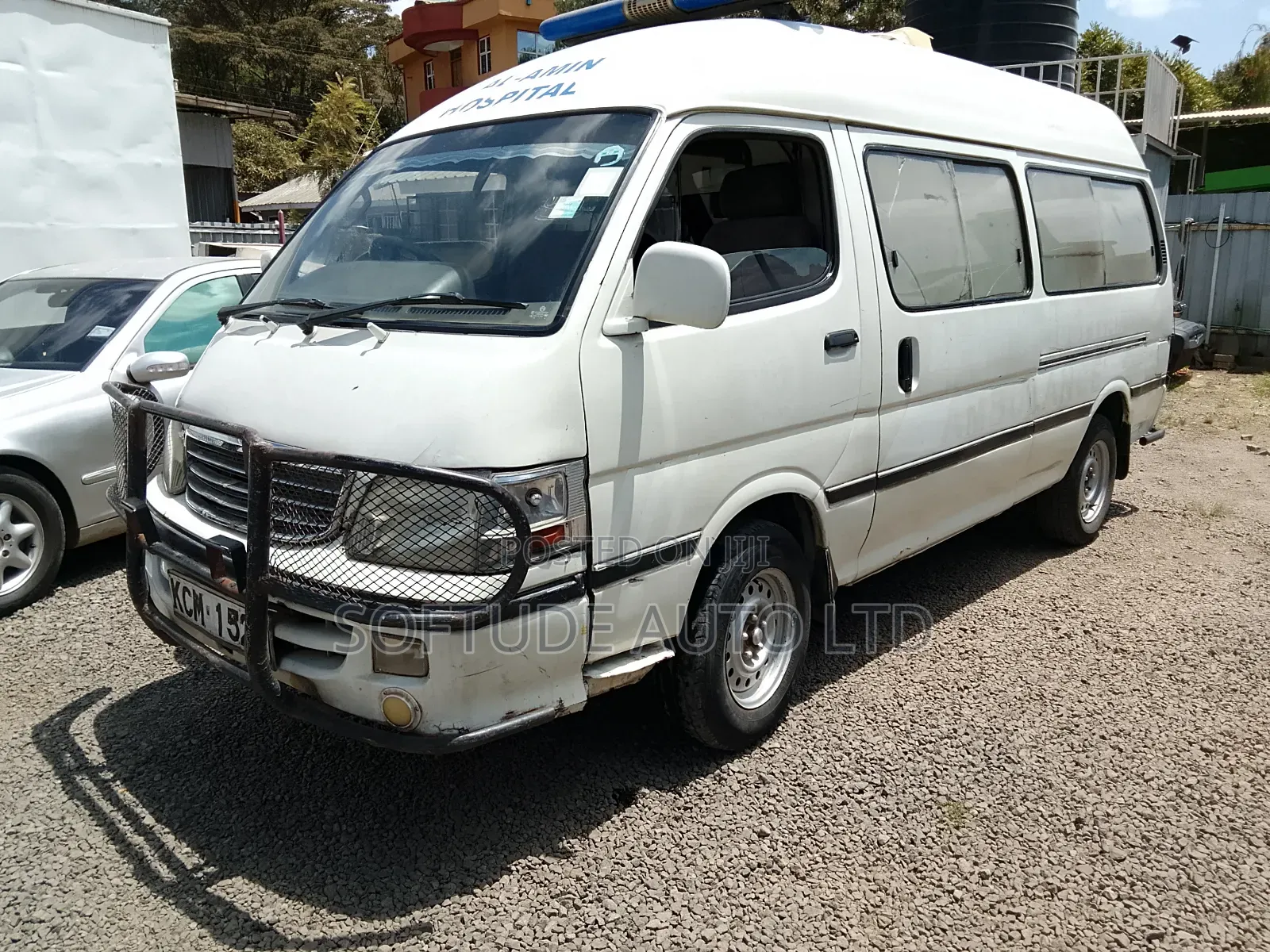 Bus 2010 White