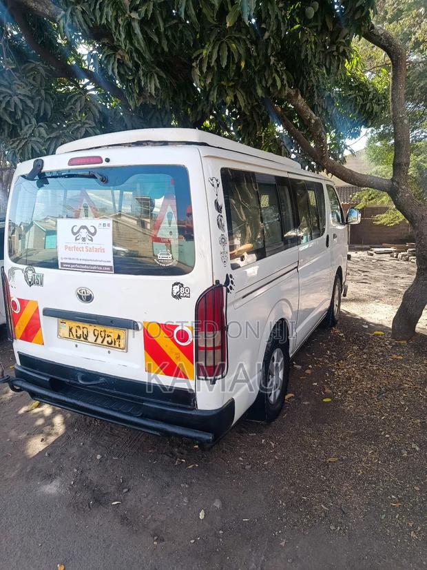 Toyota HiAce 2012 White - thumbnail 4