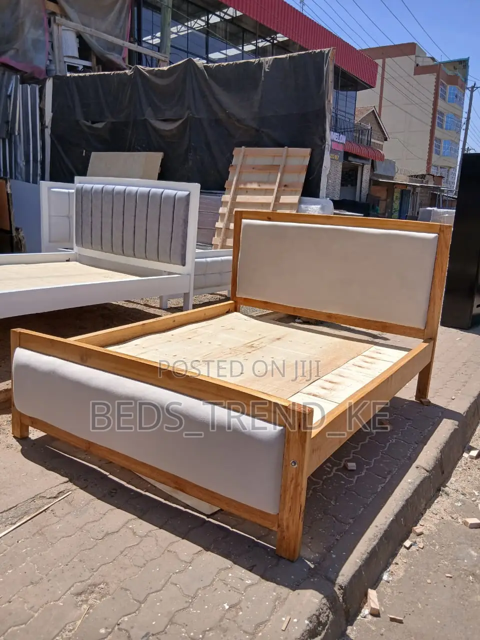 Classy Wooden 5 by 6 Ft Mocket Bed