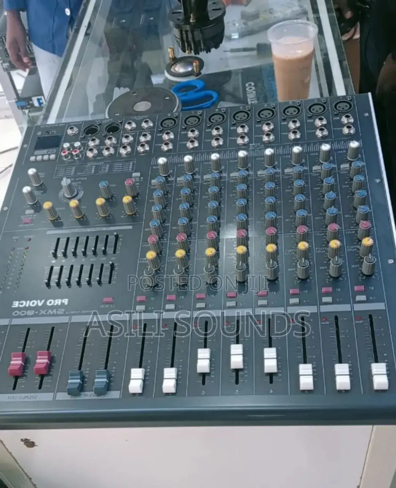 Soundcraft Smx800d 8-Channel Powered Mixer.