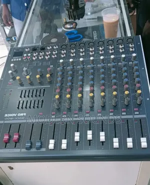 Soundcraft Smx800d 8-Channel Powered Mixer.