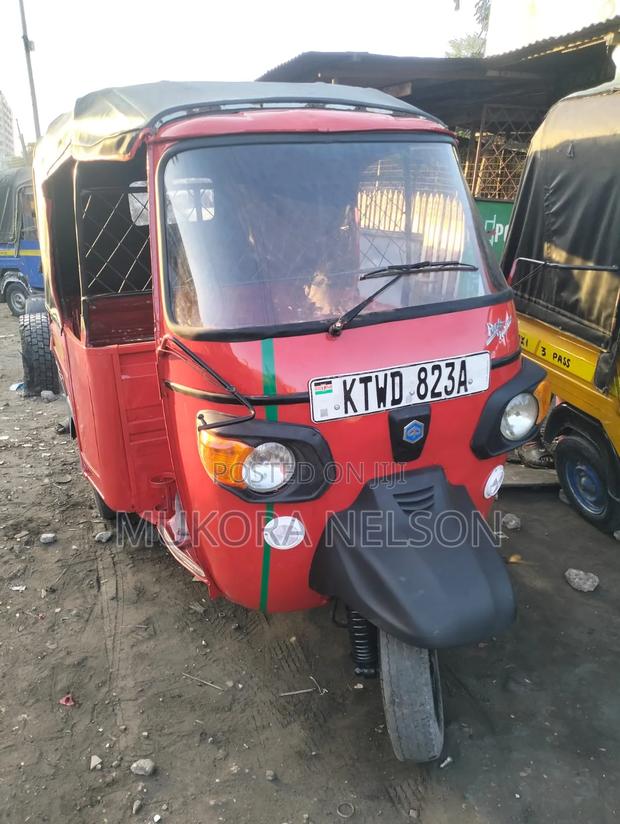 Piaggio 2025 Red - main view