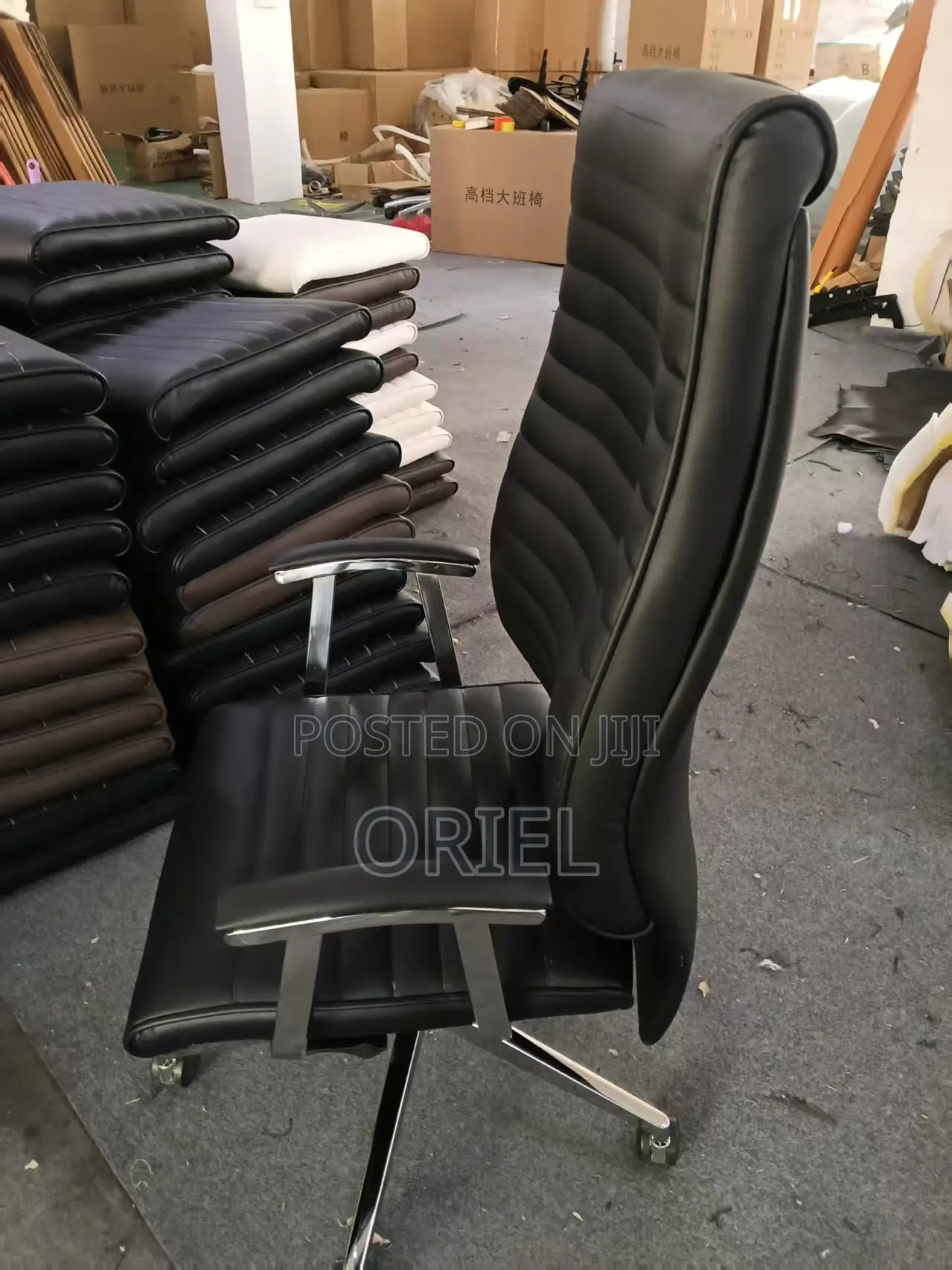 Office Chair : Executive High-Back Swivel Modern Leather Chair