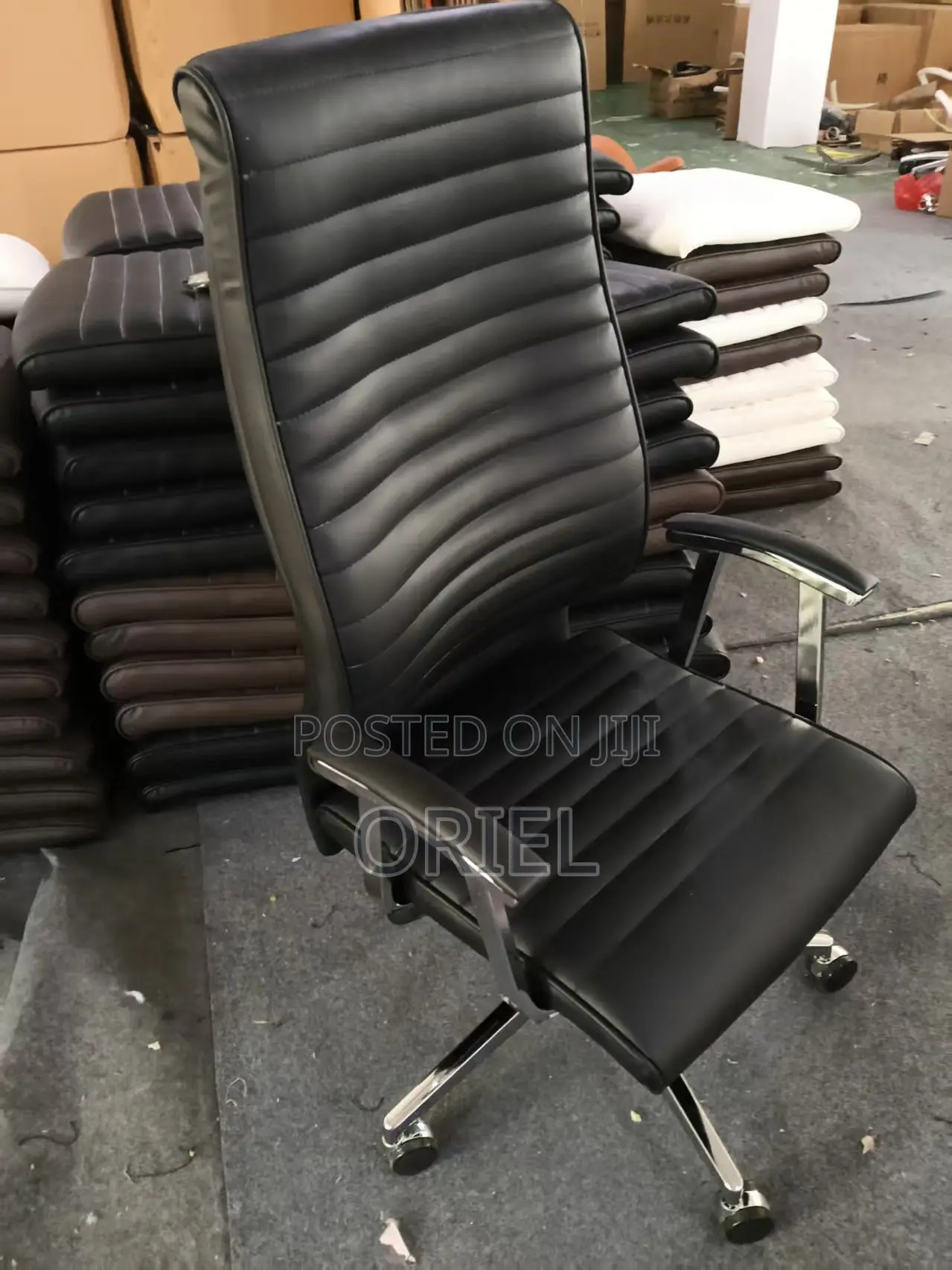 Office Chair : Executive High-Back Swivel Modern Leather Chair