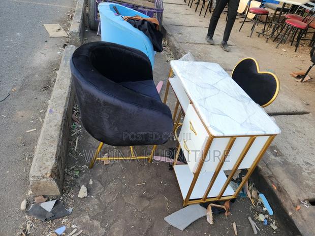 Black and Gold Manicure Seat - main view