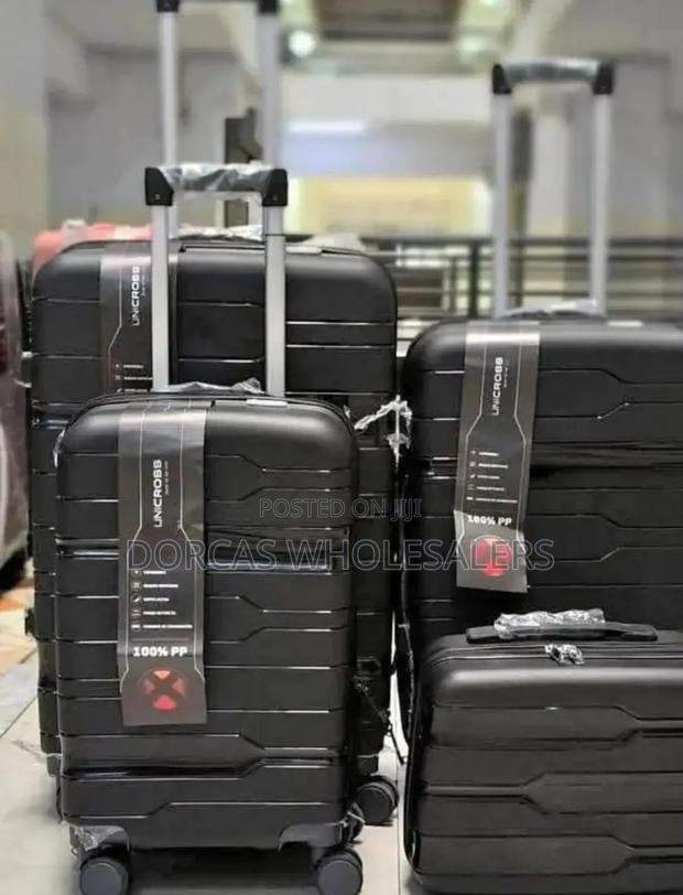 Size 4 Unbreakable Rubber Suitcase Black - thumbnail 4