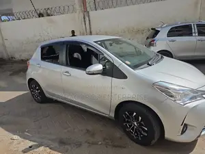 Toyota Vitz 1.5 FWD Hybrid 5dr 2018 Silver