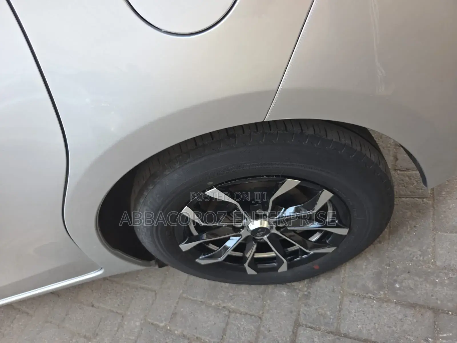 Toyota Vitz 1.5 FWD Hybrid 5dr 2018 Silver