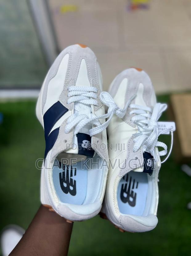 New Balance 327 - main view