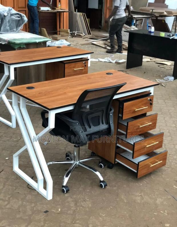 Pedestal +Chairs +Table - main view