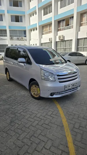 Toyota Noah 2010 Purple