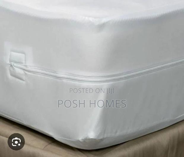 White Quality Zip Mattress Protector - main view