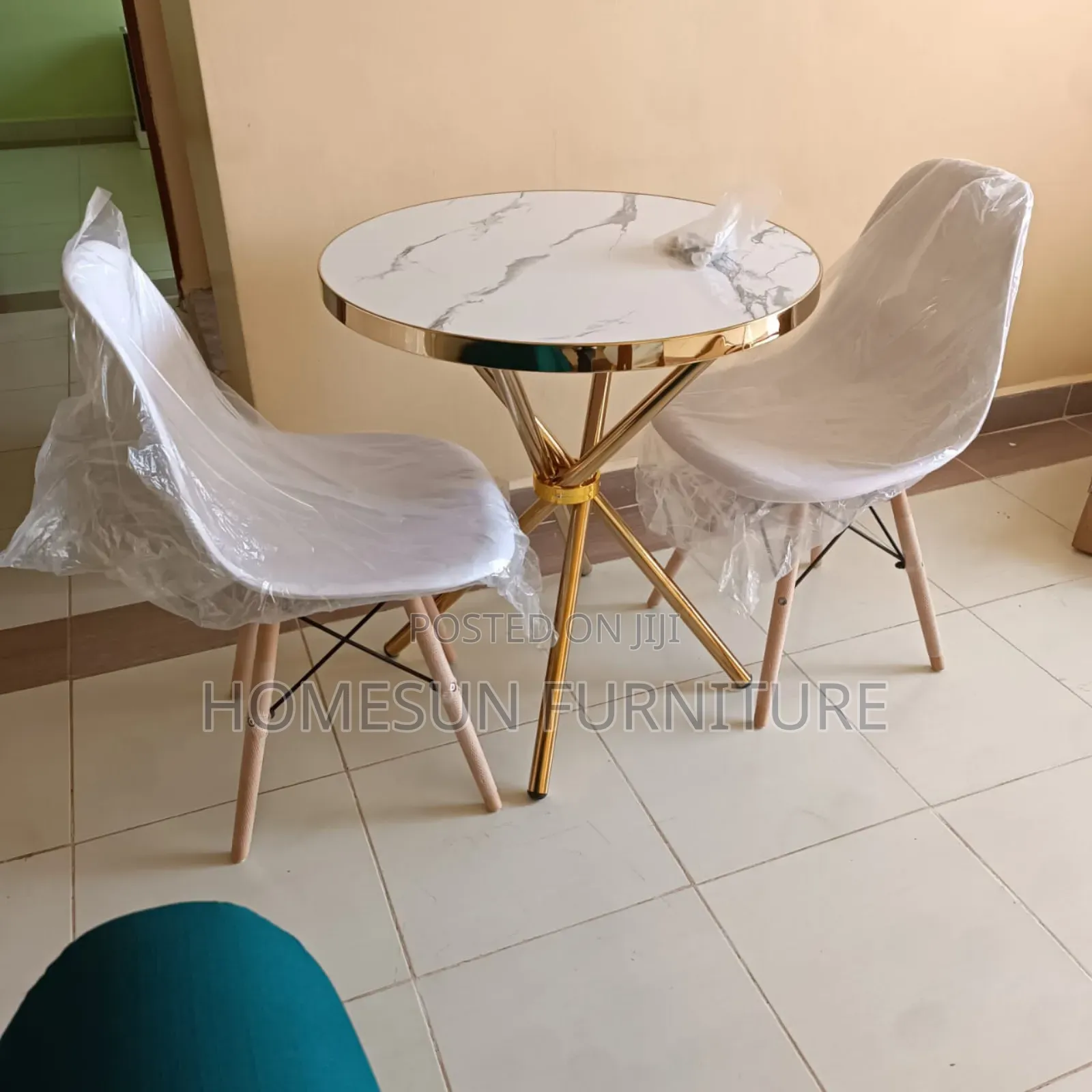 Eames Round Table And Chairs