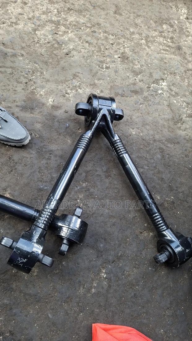 V - Arm Isuzu FVZ - thumbnail 2