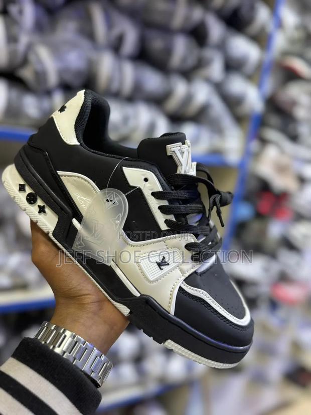 Louis Vuitton Unisex Sneakers - thumbnail 4