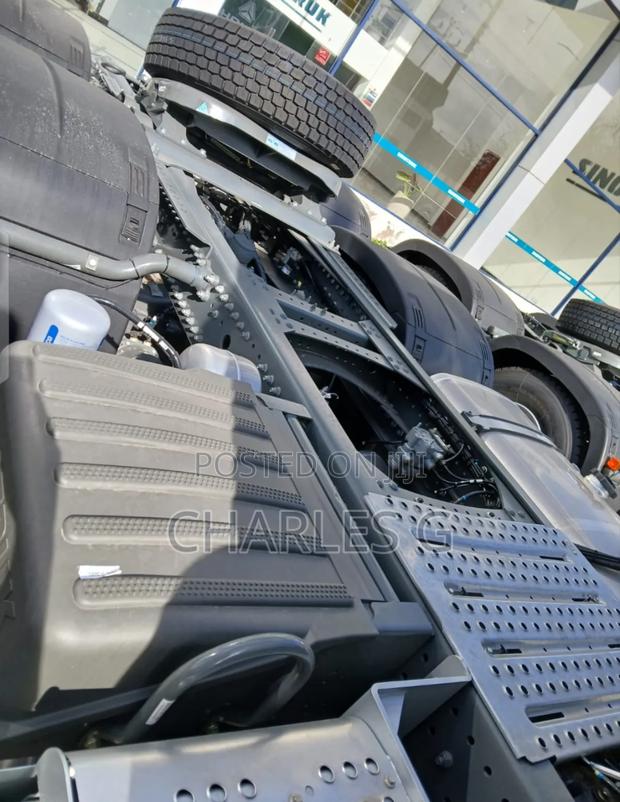 Sinotruck Howo Nx Prime Mover - thumbnail 4