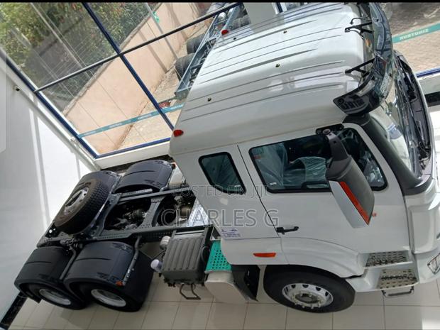 Sinotruck Howo Nx Prime Mover - main view