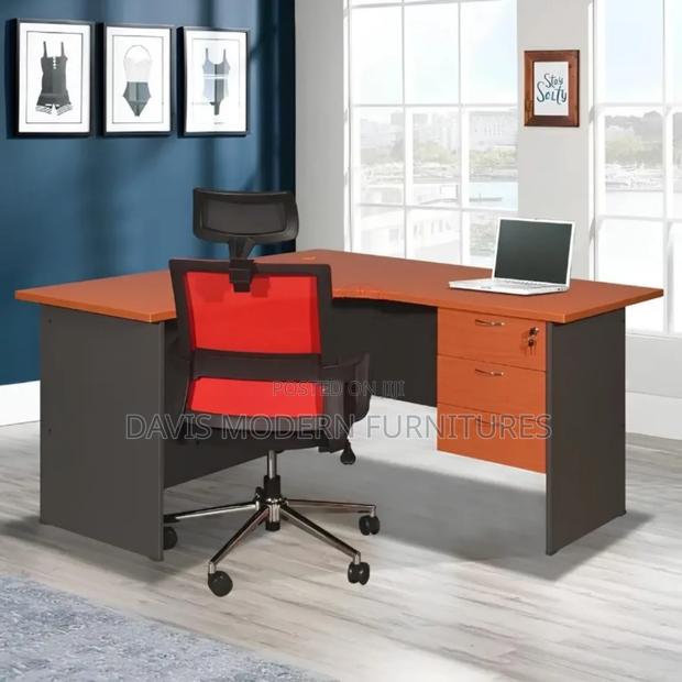 1.4 Curved Desk - main view