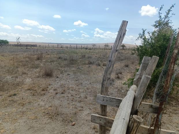 Prime 2-Acre Haven: 3-Bed Home + Borehole – Konza Boom! - thumbnail 2