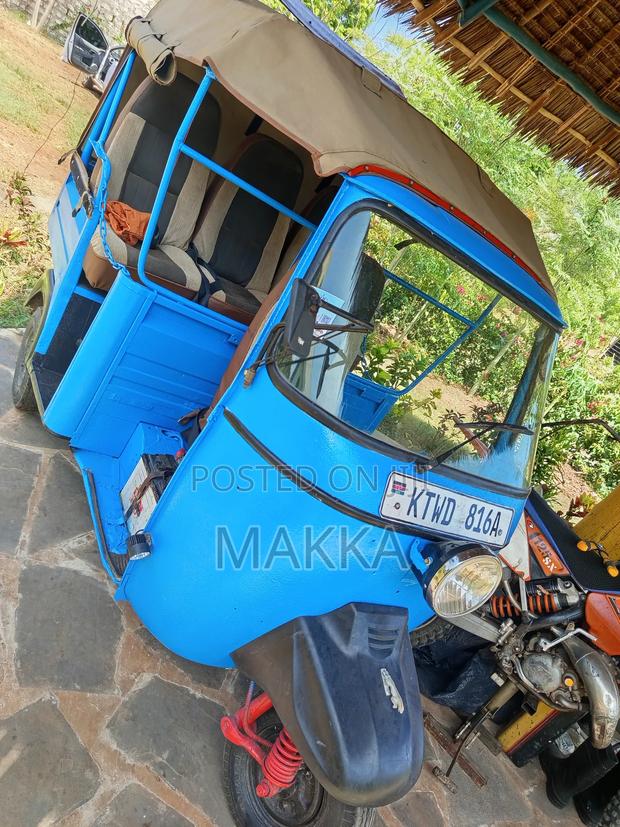 Piaggio 2024 Blue - main view