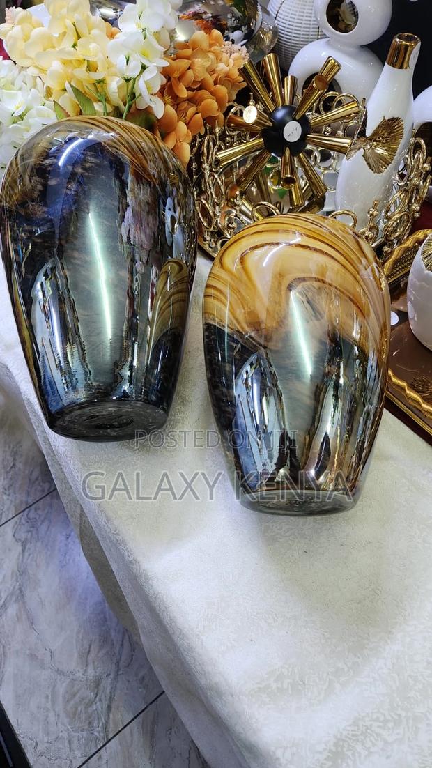 Elegant Handcrafted Decorative Glass Vases - thumbnail 3