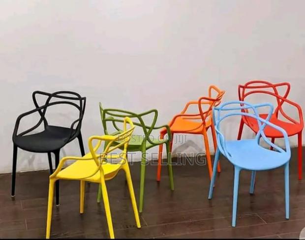 Best Plastic Chairs - main view