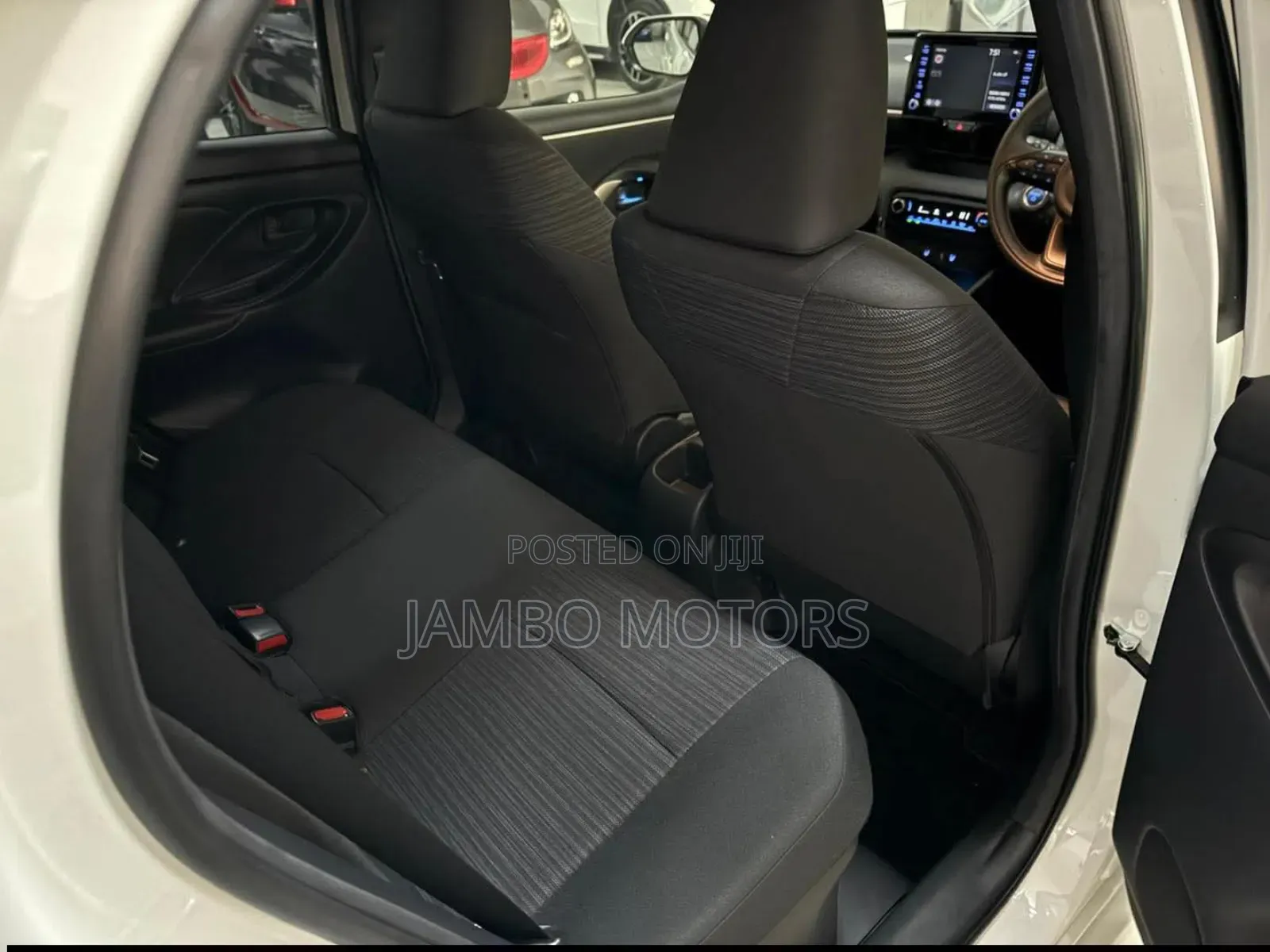Toyota Yaris 1.5 Sedan LE 2020 White