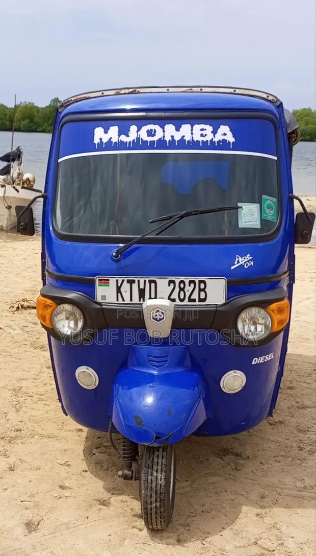 Piaggio Scooter 2023 Blue - main view