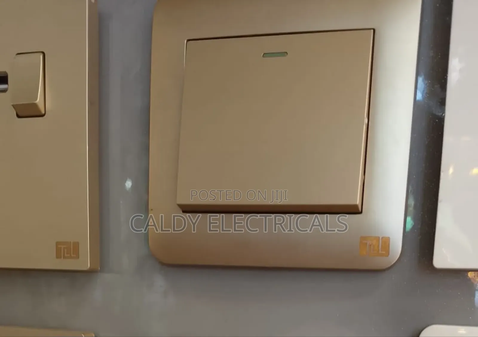 Quality Gold-Colored, 1-Gang 2-Way Light Switch Yt5