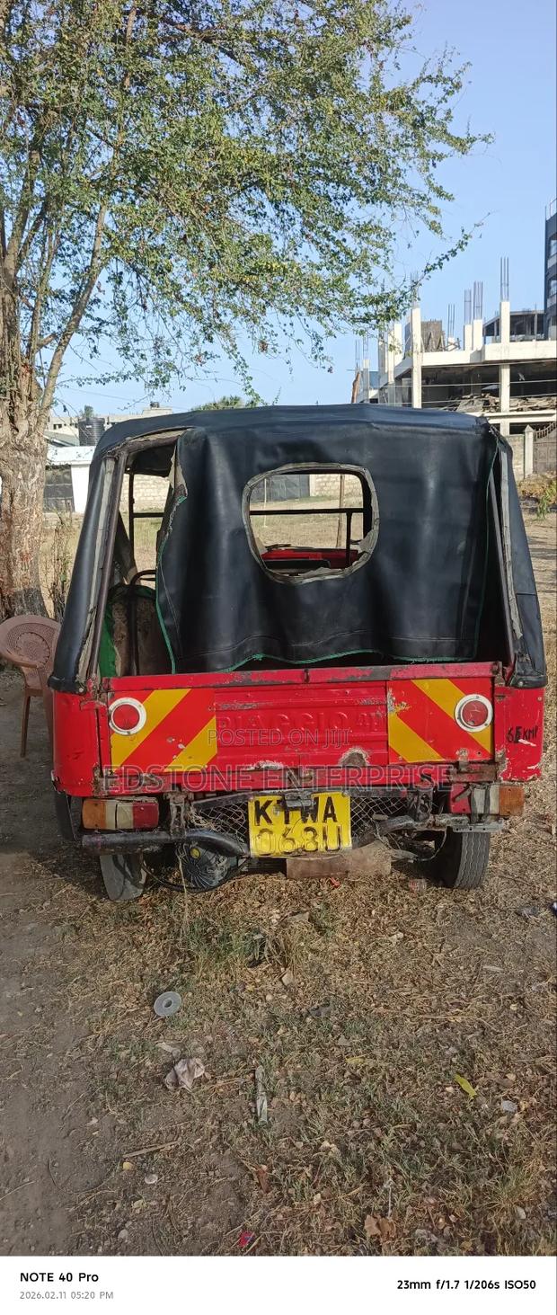 Piaggio 2013 Red - main view