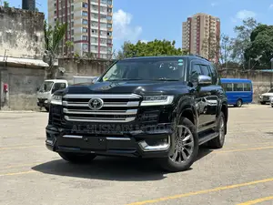 Toyota Land Cruiser LC300 2023 Black