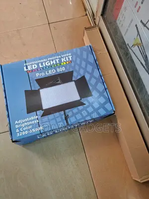 Varicolor Pro Led 800 Photo Video Light Kit With Stand