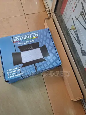 Led 800 Video Light Kit With Tripod Batteries