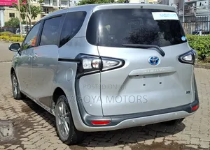 Toyota Sienta 2018 Silver